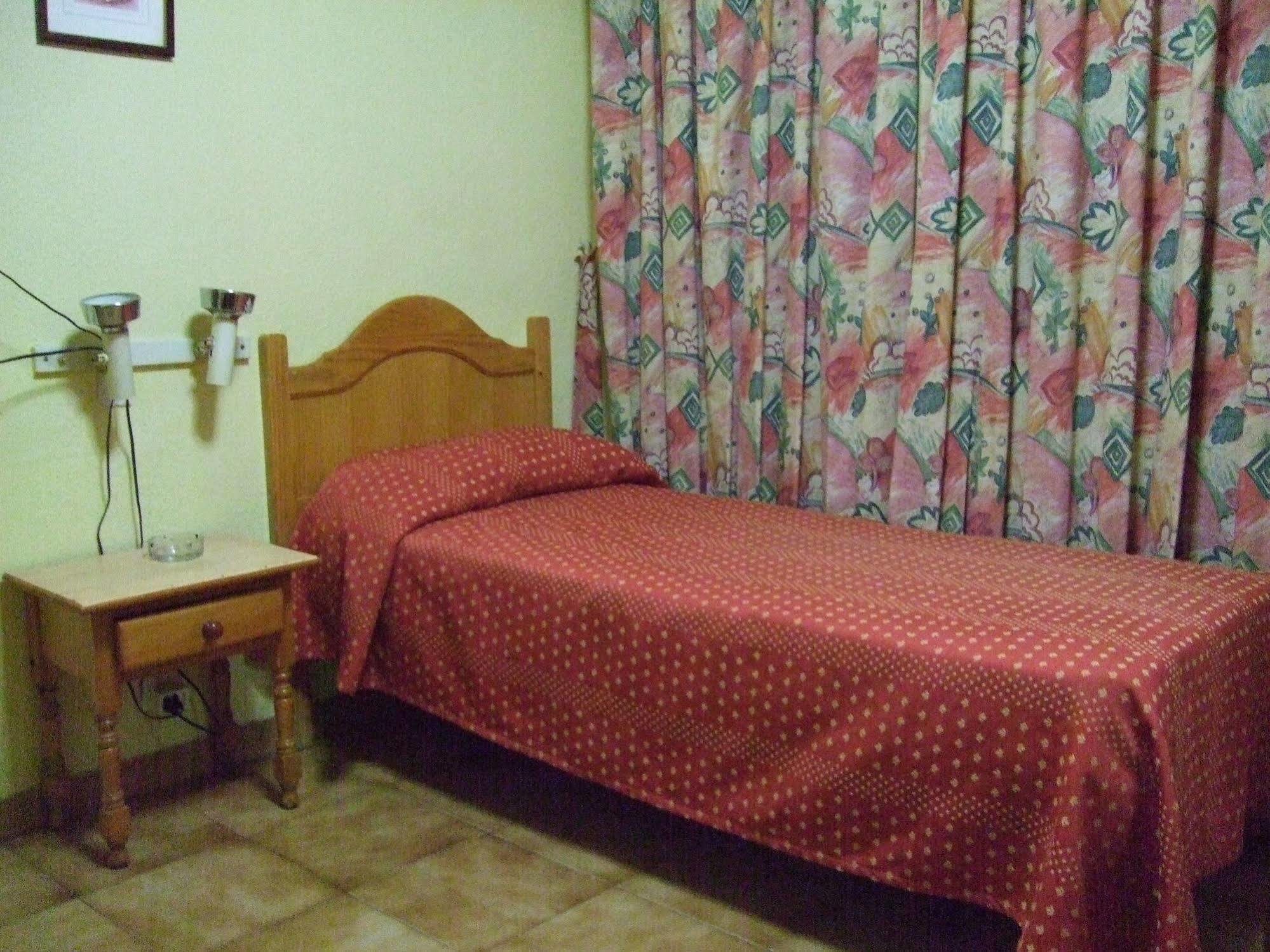 Hostal Jacinto Alcalá de Henares Extérieur photo