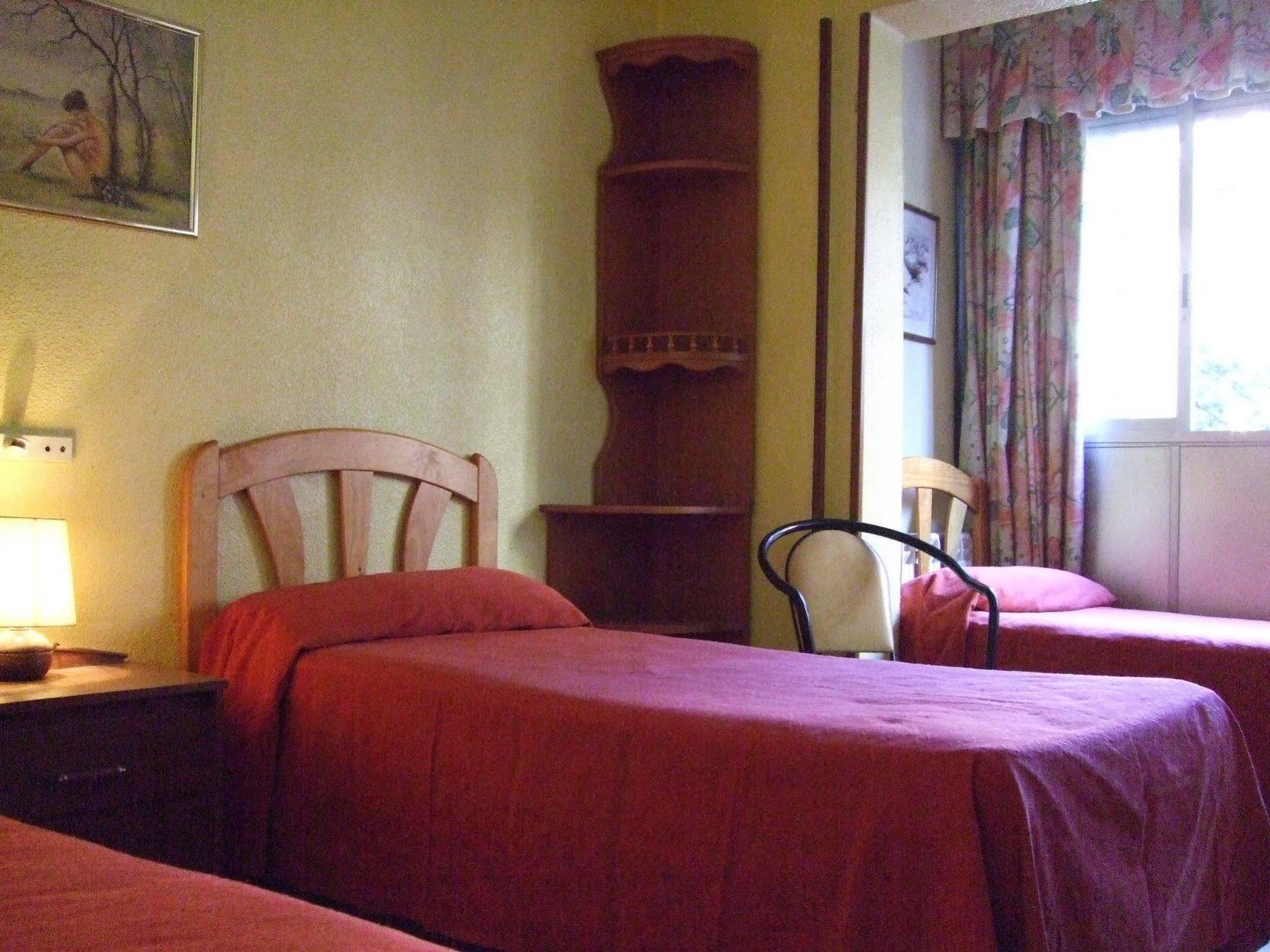 Hostal Jacinto Alcalá de Henares Extérieur photo